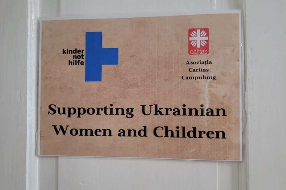 Schild der Anlaufstation für geflüchtete Frauen und Kinder (Quelle: Kindernothilfe) Schild der Anlaufstation für geflüchtete Frauen und Kinder (Quelle: Kindernothilfe)