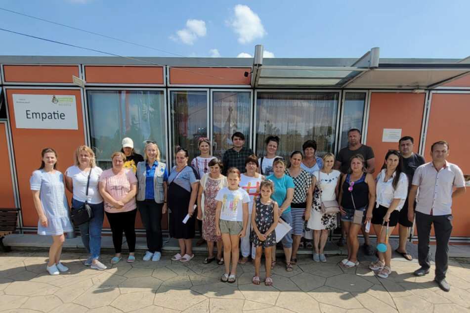 Gruppenbild mit Katrin Weidemann und den Menschen vor Ort (Quelle: Kindernothilfe) Gruppenbild mit Katrin Weidemann und den Menschen vor Ort (Quelle: Kindernothilfe)