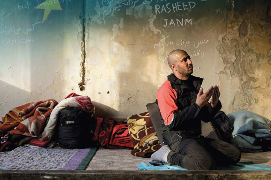 Ein Mann betet auf dem Boden (Quelle: Kindernothilfe) Ein Mann betet auf dem Boden (Quelle: Kindernothilfe)