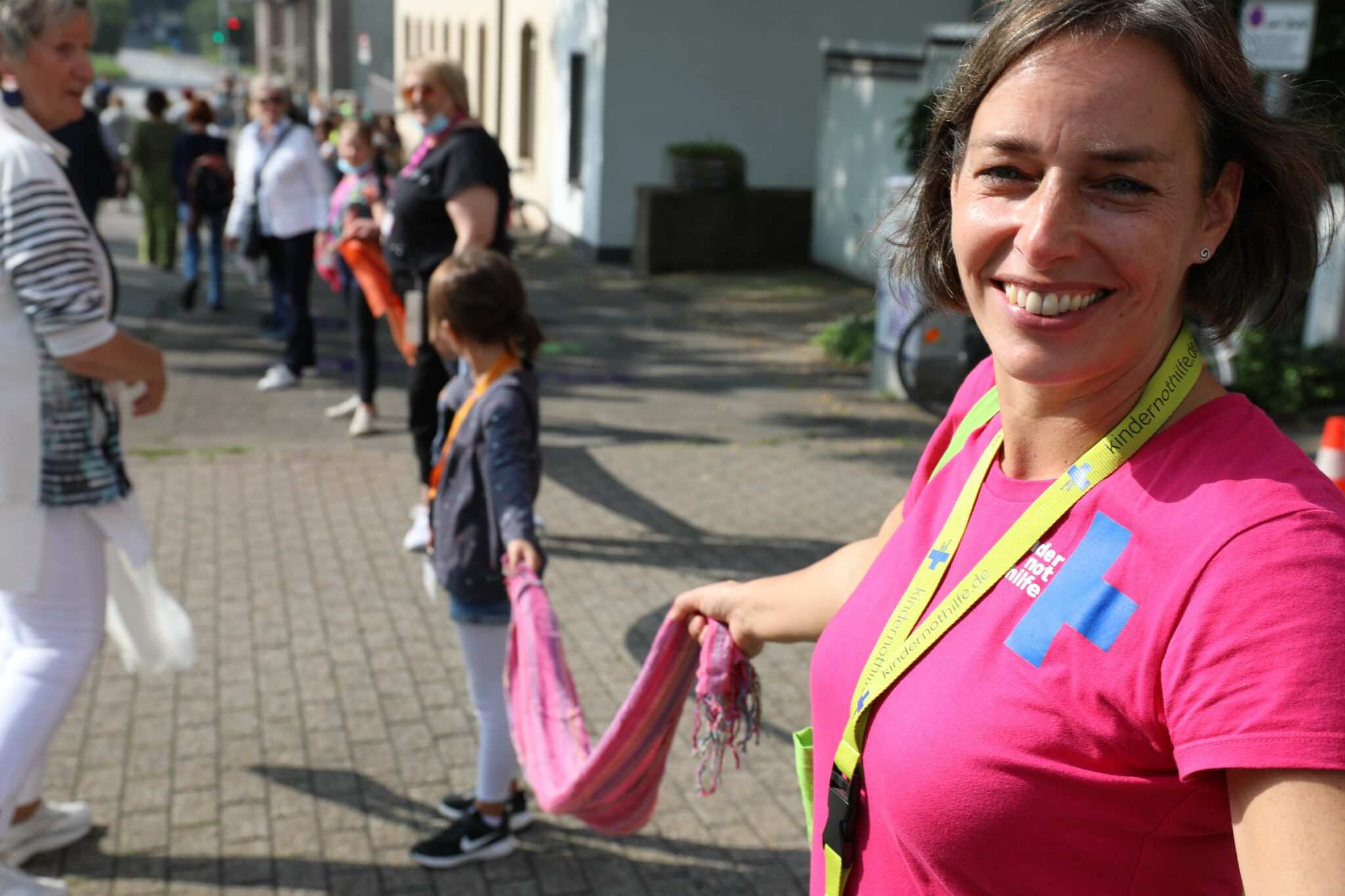 Menschenkette in Duisburg (Quelle: Kindernothilfe) Menschenkette in Duisburg (Quelle: Kindernothilfe)