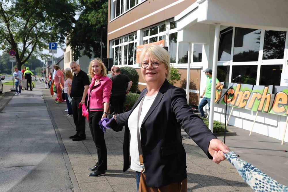 Menschenkette in Duisburg (Quelle: Kindernothilfe) Menschenkette in Duisburg (Quelle: Kindernothilfe)