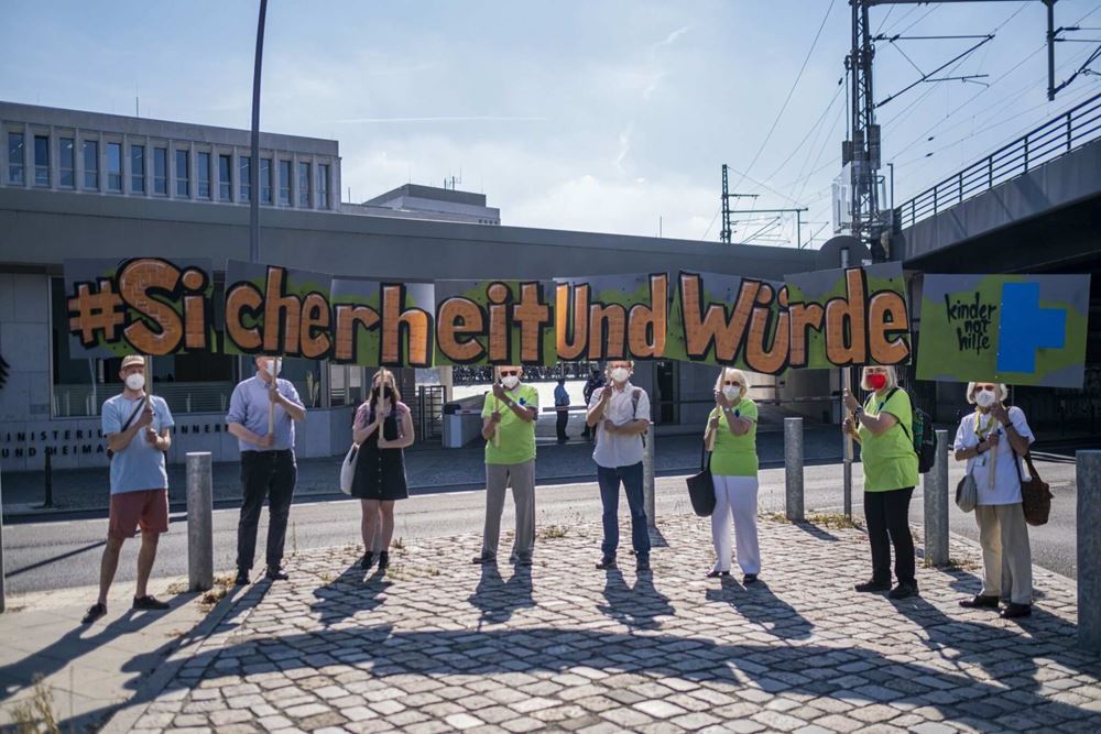 Menschen halten Plakat mit Aufschrift #SicherheitundWürde in die Kamera (Quelle: Kindernothilfe) Menschen halten Plakat mit Aufschrift #SicherheitundWürde in die Kamera (Quelle: Kindernothilfe)