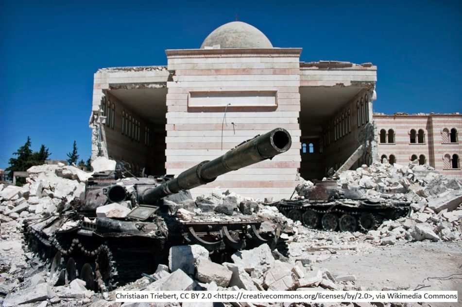 Zwei zerstörte Panzer vor einer ebenfalls zerstörten Moschee im syrischen Azaz (Quelle: Kindernothilfe) Zwei zerstörte Panzer vor einer ebenfalls zerstörten Moschee im syrischen Azaz (Quelle: Kindernothilfe)