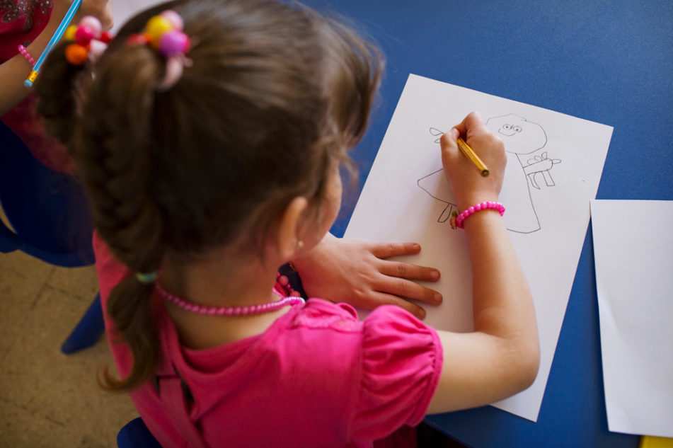 Mädchen sitzt am Tisch und malt (Quelle: Kindernothilfe) Mädchen sitzt am Tisch und malt (Quelle: Kindernothilfe)