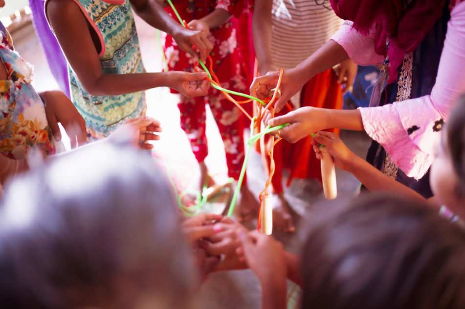 Kinderhände spielen mit Springseilen (Quelle: Kindernothilfe) Kinderhände spielen mit Springseilen (Quelle: Kindernothilfe)