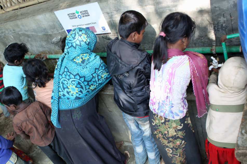 Geflüchtete an einer Wasserzapfsäule (Quelle: Kindernothilfe) Geflüchtete an einer Wasserzapfsäule (Quelle: Kindernothilfe)
