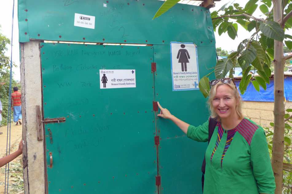 Katrin Weidemann vor einem Toilettenhäuschen (Quelle: Kindernothilfe) Katrin Weidemann vor einem Toilettenhäuschen (Quelle: Kindernothilfe)