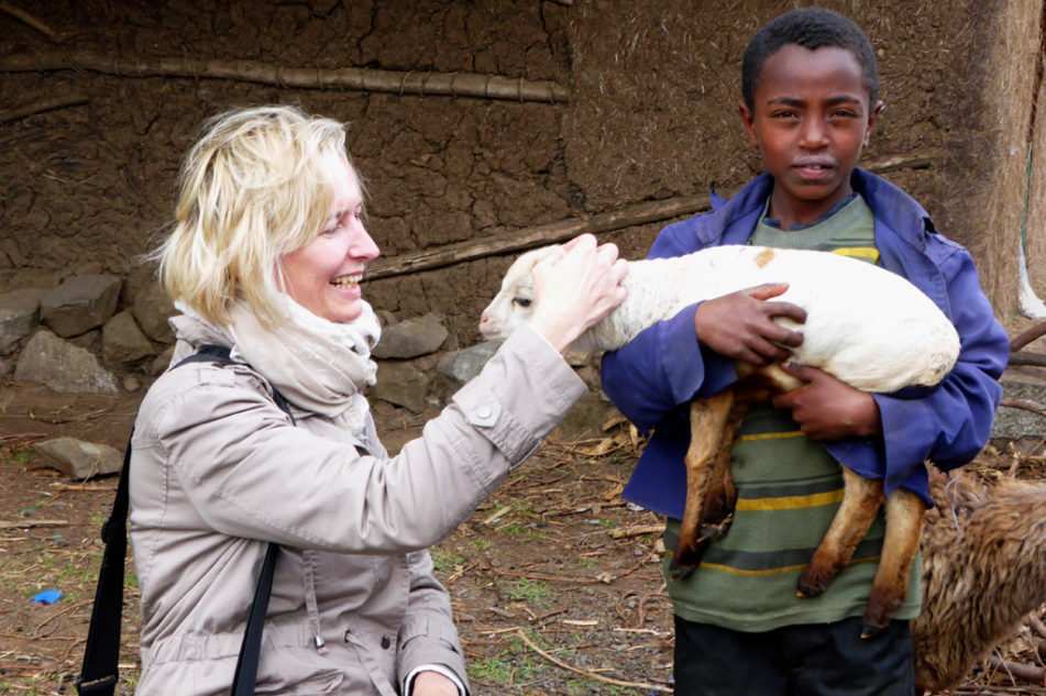 Katrin Weidemann mit einem Jungen, der ein Schaf  in den Armen hält (Quelle: Kindernothilfe) Katrin Weidemann mit einem Jungen, der ein Schaf  in den Armen hält (Quelle: Kindernothilfe)
