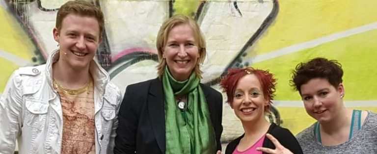 Katrin Weidemann mit der Band „Global Playerz“ (Quelle: Kindernothilfe)