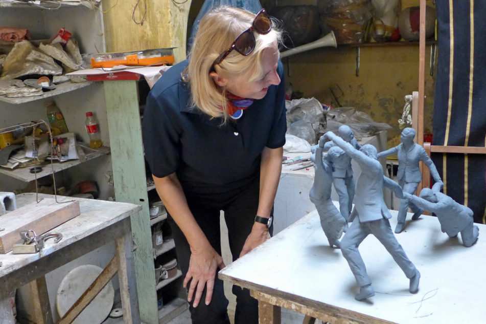 Katrin Weidemann betrachtet die Skulpturen (Quelle: Kindernothilfe) Katrin Weidemann betrachtet die Skulpturen (Quelle: Kindernothilfe)