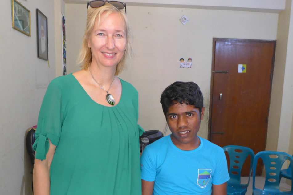 Katrin Weidemann mit Prantik (Quelle: Kindernothilfe) Katrin Weidemann mit Prantik (Quelle: Kindernothilfe)