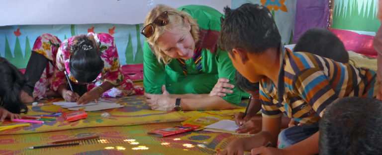 Katrin Weidemann mit Kindern aus dem Camp (Quelle: Kindernothilfe) Katrin Weidemann mit Kindern aus dem Camp (Quelle: Kindernothilfe)