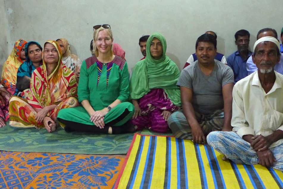 Katrin Weidemann besucht eine Dorfversammlung in der Nähe des Flüchtlingslagers (Quelle: Kindernothilfe) Katrin Weidemann besucht eine Dorfversammlung in der Nähe des Flüchtlingslagers (Quelle: Kindernothilfe)