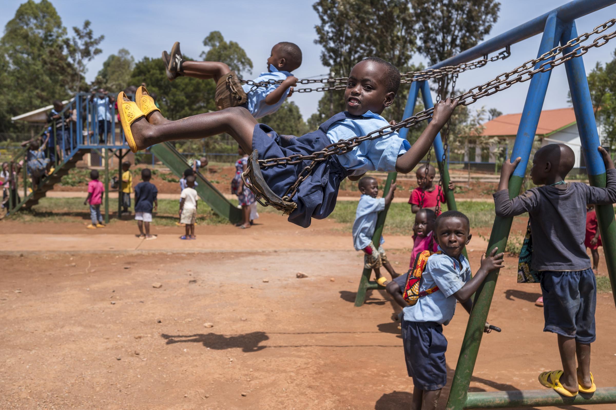 Ein Mädchen sitzt auf einer Schaukel (Quelle: Kindernothilfe-Partner)