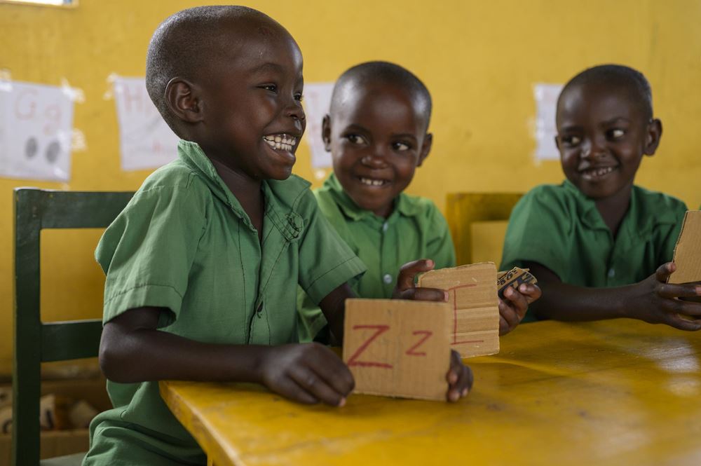 Kinder in Ruanda lernen spielerisch das Alphabet Kinder in Ruanda lernen spielerisch das Alphabet