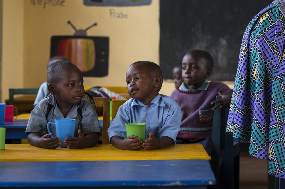Kinder im Kindergarten in Ruanda warten darauf, dass sie ihr Porridge bekommen. (Quelle: Kindernothilfe-Partner) Kinder im Kindergarten in Ruanda warten darauf, dass sie ihr Porridge bekommen. (Quelle: Kindernothilfe-Partner)