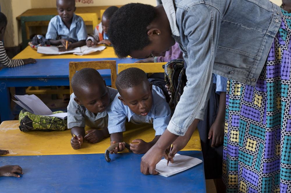 Kinder in Ruanda üben Buchstaben zu lesen und zu schreiben (Quelle: Kindernothilfe-Parnter) Kinder in Ruanda üben Buchstaben zu lesen und zu schreiben (Quelle: Kindernothilfe-Parnter)