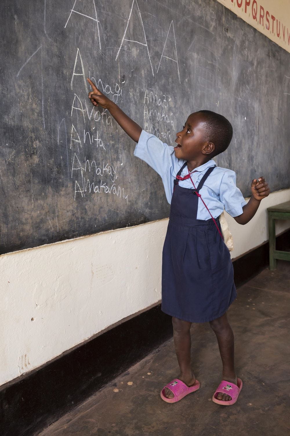 Ein Mädchen aus Ruanda steht an einer Tafel (Quelle: Kindernothilfe-Partner) Ein Mädchen aus Ruanda steht an einer Tafel (Quelle: Kindernothilfe-Partner)