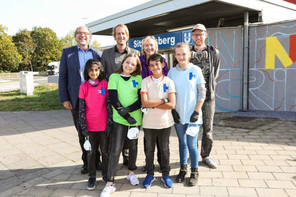 Der Kindernothilfe Vorstand mit vier Kindern und dem Künstler (Quelle: Kindernothilfe) Der Kindernothilfe Vorstand mit vier Kindern und dem Künstler (Quelle: Kindernothilfe)