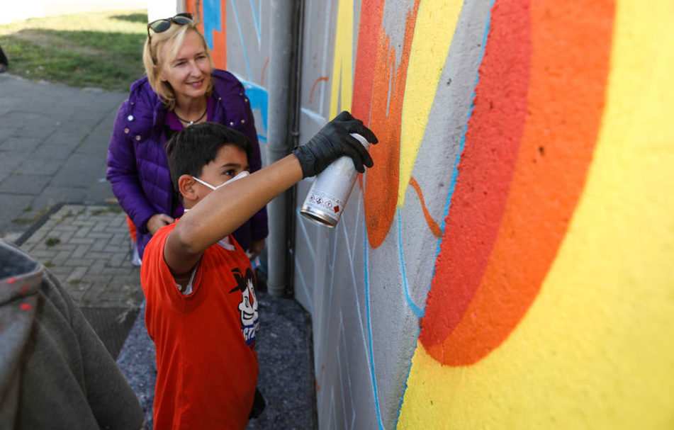 Ein Kind sprüht Graffiti (Quelle: Kindernothilfe) Ein Kind sprüht Graffiti (Quelle: Kindernothilfe)
