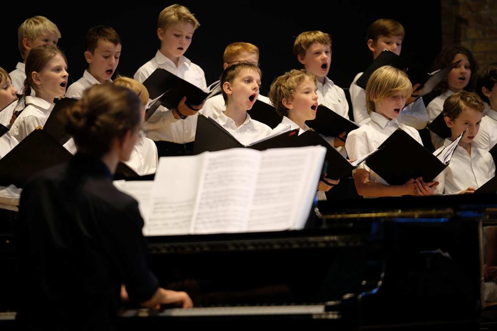 Staats- und Domchor Berlin für Jungen beim Auftritt (Quelle: Kindernothilfe) Staats- und Domchor Berlin für Jungen beim Auftritt (Quelle: Kindernothilfe)