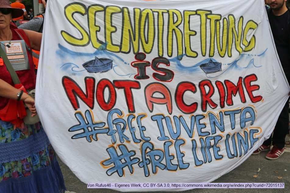 Plakat: Seenotrettung ist kein Verbrechen! (Quelle: Kindernothilfe) Plakat: Seenotrettung ist kein Verbrechen! (Quelle: Kindernothilfe)