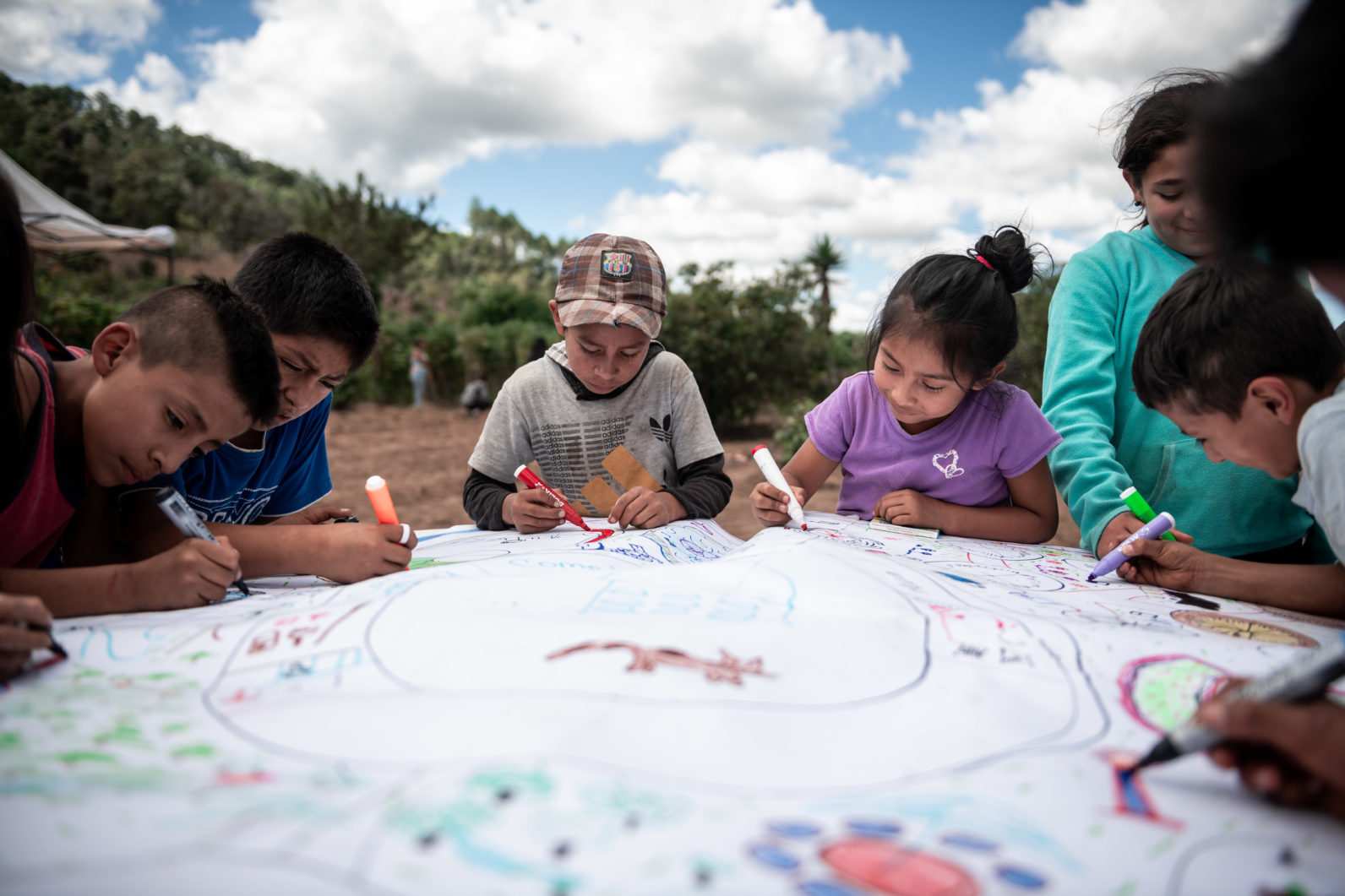 Kinder malen gemeinsam (Quelle: Kindernothilfe)