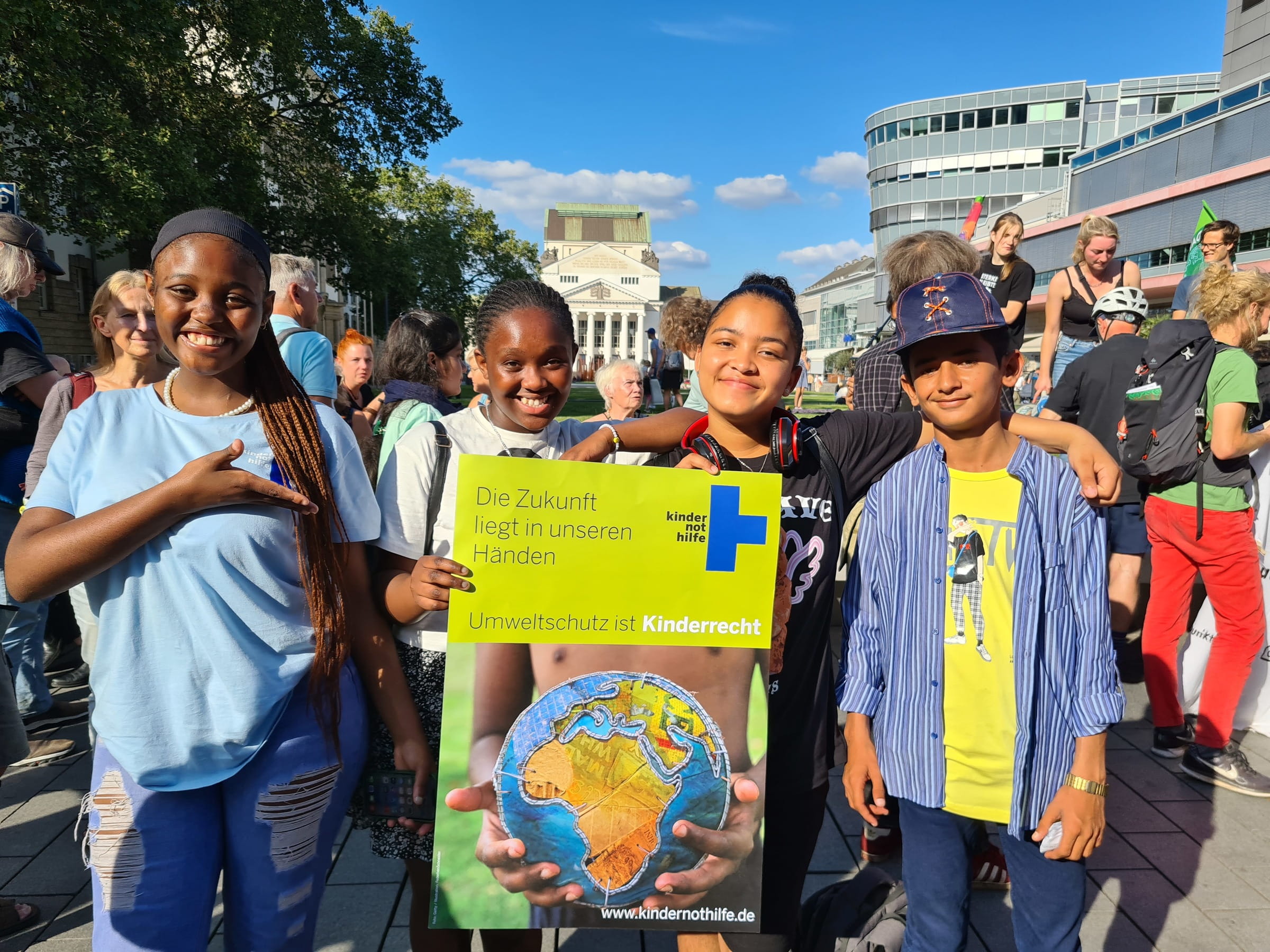 Jugendliche von unseren Partnerorganisationen YFC (Südafrika) und RASTI (Pakistan) beim Klimastreik am 15. September 2023 in Duisburg im Rahmen der Schultour und Jugendkonferenz (Quelle: Christopher Vent)