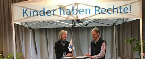 Katrin Weidemann bei der Jubiläumsfeier (Quelle: Kindernothilfe) Katrin Weidemann bei der Jubiläumsfeier (Quelle: Kindernothilfe)