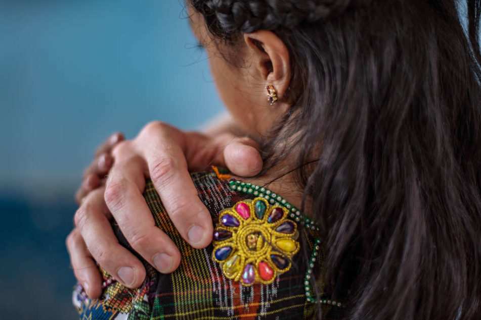 Junges Mädchen von hinten mit Hand auf der Schulter (Quelle: Kindernothilfe) Junges Mädchen von hinten mit Hand auf der Schulter (Quelle: Kindernothilfe)