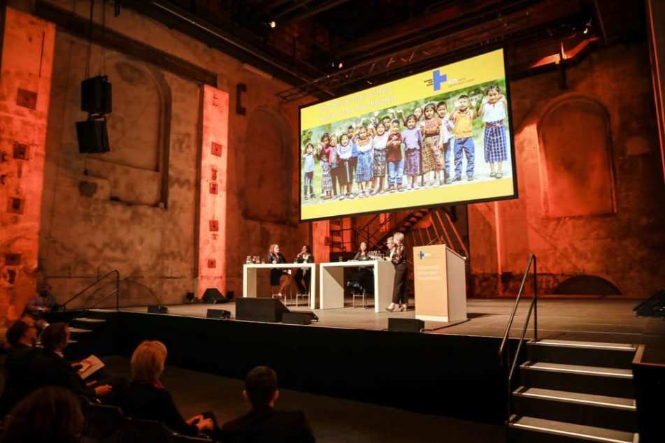 Talkrunde bei der Jubiläumsveranstaltung (Quelle: Kindernothilfe) Talkrunde bei der Jubiläumsveranstaltung (Quelle: Kindernothilfe)