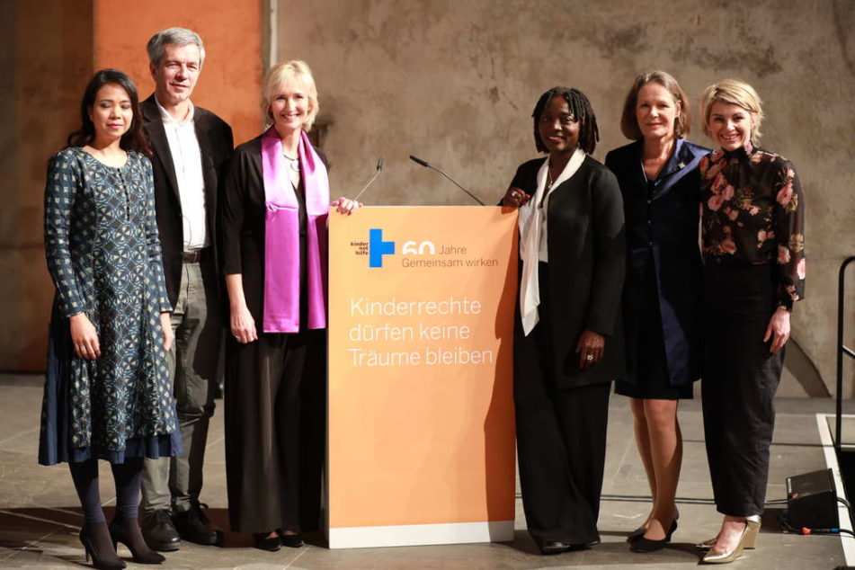 v.l.n.r.: Jiah Sayson, Dr. Karl Pfahler, Katrin Weidemann (Vorstandsvorsitzende der Kindernothilfe), Dr. Auma Obama, Christina Rau, Sabine Heinrich (Quelle: Kindernothilfe) v.l.n.r.: Jiah Sayson, Dr. Karl Pfahler, Katrin Weidemann (Vorstandsvorsitzende der Kindernothilfe), Dr. Auma Obama, Christina Rau, Sabine Heinrich (Quelle: Kindernothilfe)