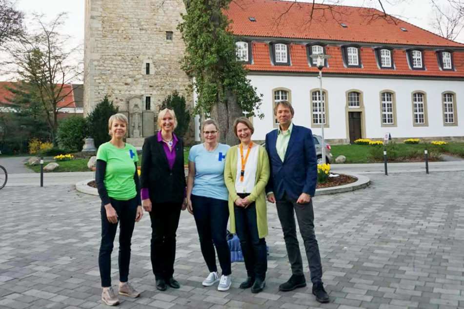 Gruppenbild mit den Aktiven des Arbeitskreises. Links neben Katrin Weidemann Claudia Bartels-Krupp, auf der anderen Seite Birte Jordt, Tina Korte und Matthias Romanus (Quelle: Kindernothilfe) Gruppenbild mit den Aktiven des Arbeitskreises. Links neben Katrin Weidemann Claudia Bartels-Krupp, auf der anderen Seite Birte Jordt, Tina Korte und Matthias Romanus (Quelle: Kindernothilfe)