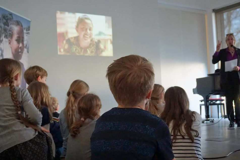 Kinder hören Katrin Weidemann zu (Quelle: Kindernothilfe) Kinder hören Katrin Weidemann zu (Quelle: Kindernothilfe)