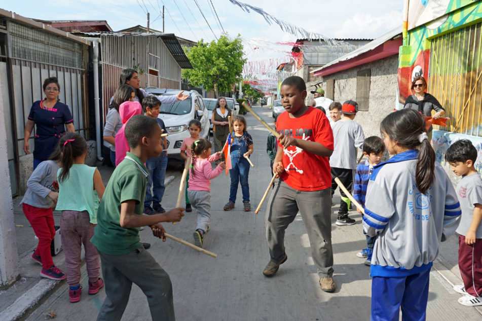 Kinder trainieren auf der Straße (Quelle: Kindernothilfe) Kinder trainieren auf der Straße (Quelle: Kindernothilfe)