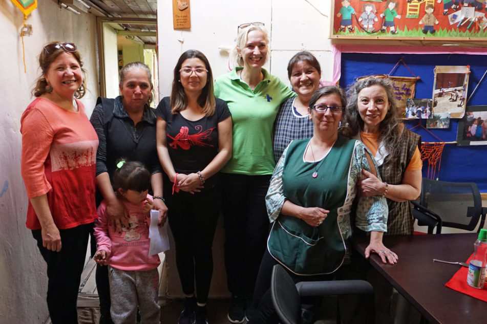 Valentina (ganz rechts im Bild), die Leiterin der Kindernothilfe-Tagesstätte „Nuestra Senora de La Victoria“, mit ihrem Team (Quelle: Kindernothilfe) Valentina (ganz rechts im Bild), die Leiterin der Kindernothilfe-Tagesstätte „Nuestra Senora de La Victoria“, mit ihrem Team (Quelle: Kindernothilfe)