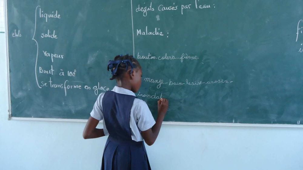 Mädchen in Schuluniform steht an der Tafel und schreibt (Quelle: Kindernothilfe) Mädchen in Schuluniform steht an der Tafel und schreibt (Quelle: Kindernothilfe)