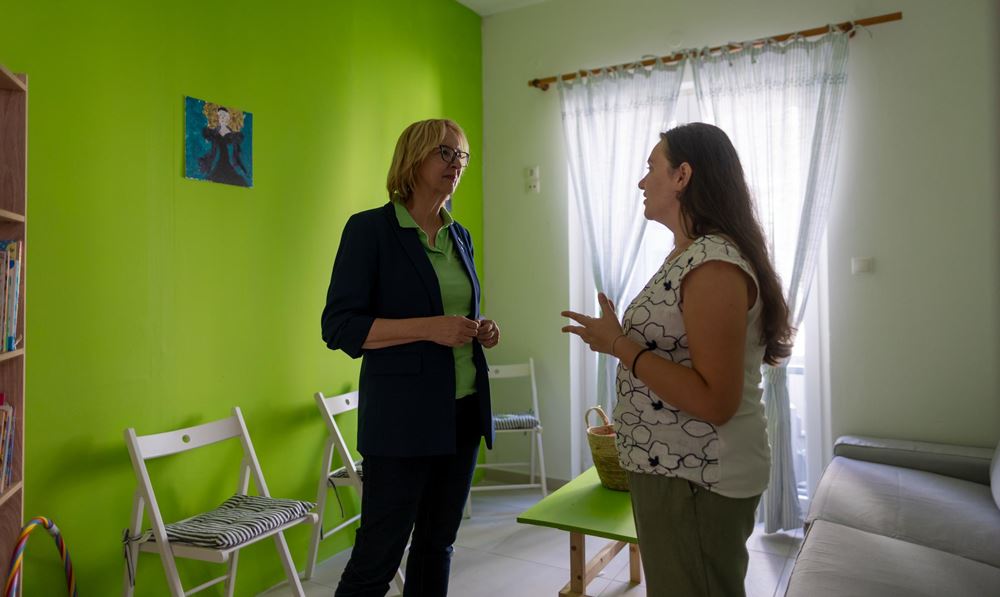 Katrin Weidemann vor Ort im Gespräch (Quelle: Kindernothilfe) Katrin Weidemann vor Ort im Gespräch (Quelle: Kindernothilfe)