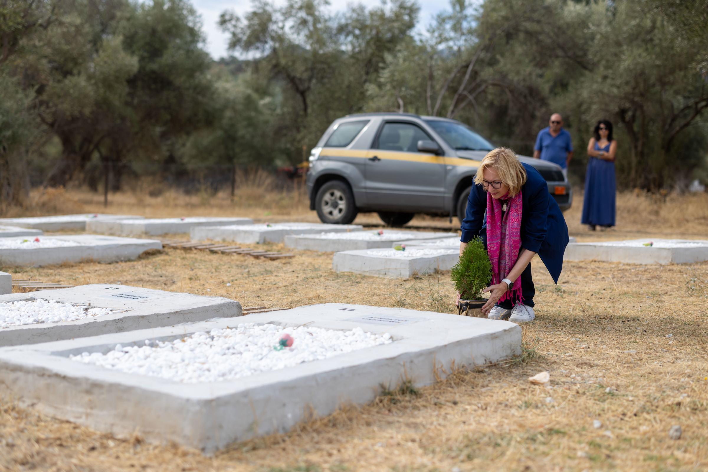 Katrin Weidemann auf dem Friedhof an einem Grab (Quelle: Kindernothilfe) Katrin Weidemann auf dem Friedhof an einem Grab (Quelle: Kindernothilfe)