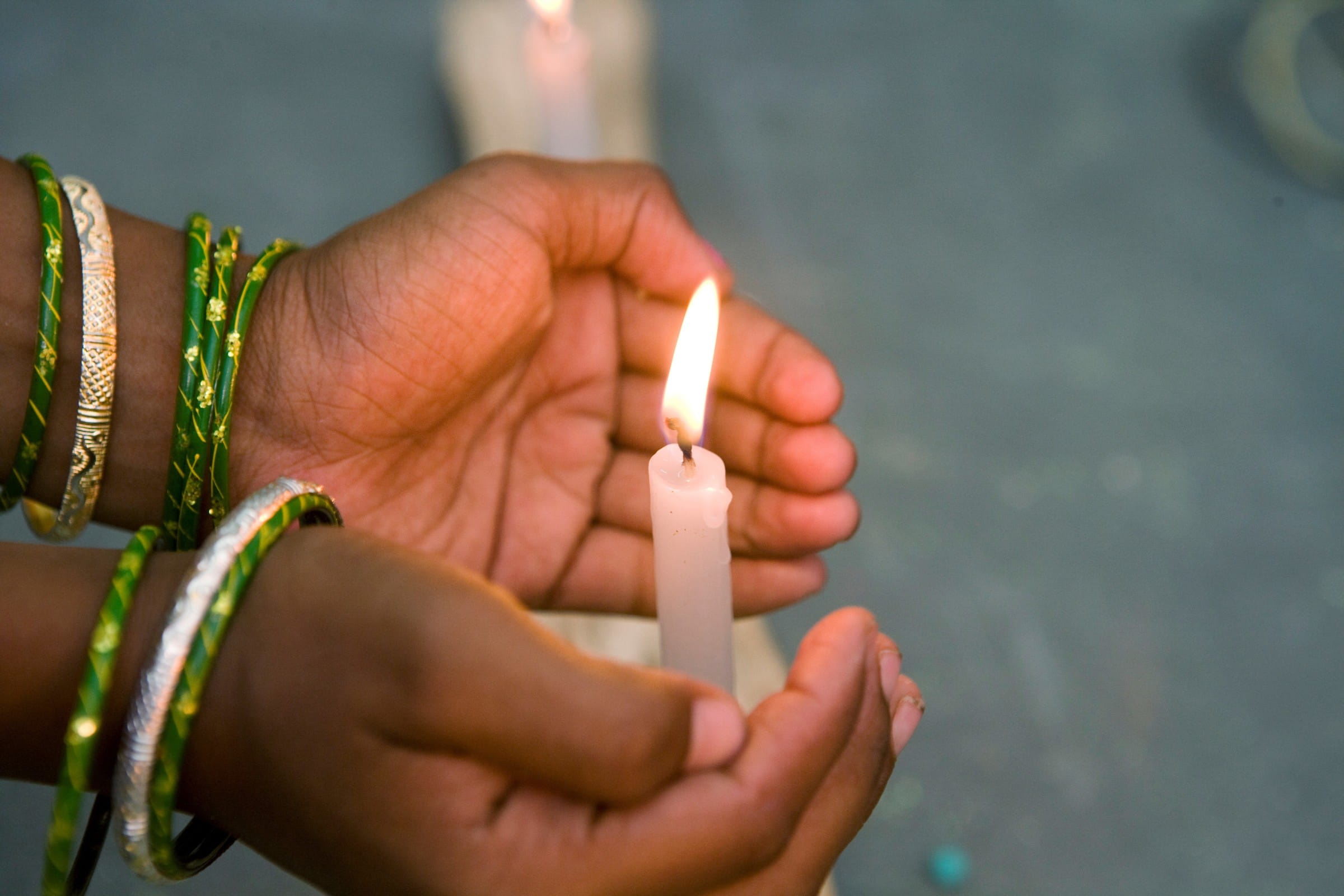 Hände mit Kerze Quelle: Frank Rothe