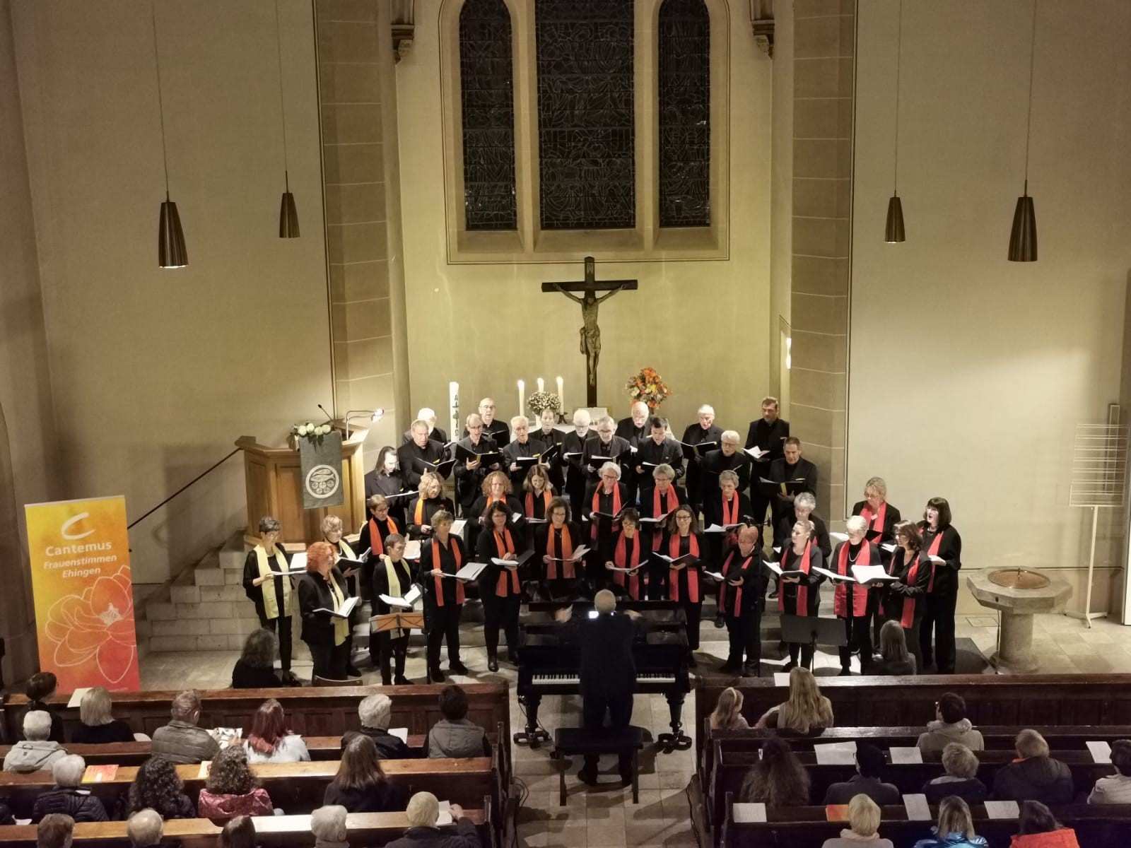 Ein Männer- und ein Frauenchor stehen im Altarraum einer Kirche (Quelle: privat)