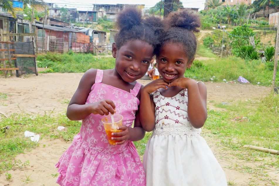 Zwei junge Mädchen in der Favela (Quelle: Kindernothilfe) Zwei junge Mädchen in der Favela (Quelle: Kindernothilfe)