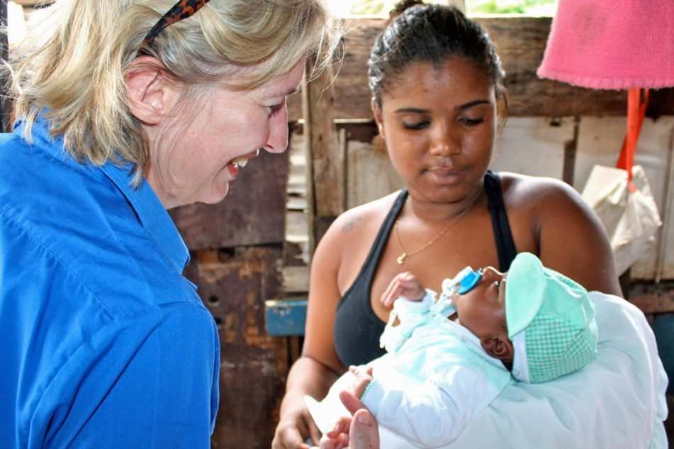 Eine Frau präsentiert Katrin Weidemann ihr Baby (Quell: Jürgen Schübelin) Eine Frau präsentiert Katrin Weidemann ihr Baby (Quell: Jürgen Schübelin)