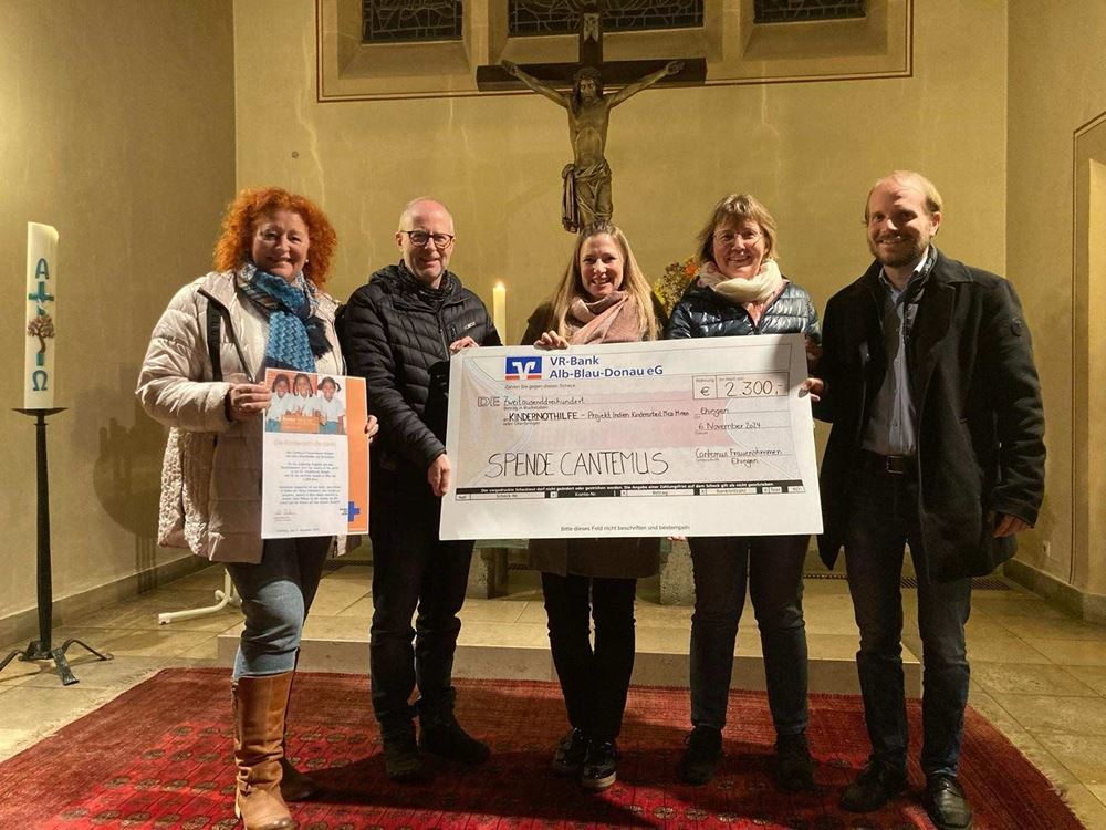 Drei Frauen und zwei Männer stehen in einem Altarraum einer Kirche und halten einen großen Scheck und ein Kindernothilfe-Plakat in den Händen (Quelle: privat) Drei Frauen und zwei Männer stehen in einem Altarraum einer Kirche und halten einen großen Scheck und ein Kindernothilfe-Plakat in den Händen (Quelle: privat)