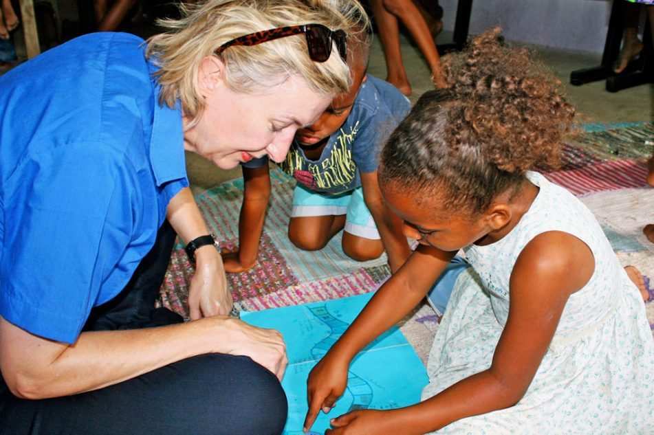 Katrin Weidemann spielt mit zwei Kindern (Quelle: Kindernothilfe) Katrin Weidemann spielt mit zwei Kindern (Quelle: Kindernothilfe)