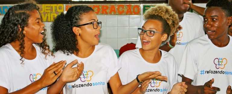 Brasilianer:innen singen gemeinsam (Quelle: Kindernothilfe) Brasilianer:innen singen gemeinsam (Quelle: Kindernothilfe)