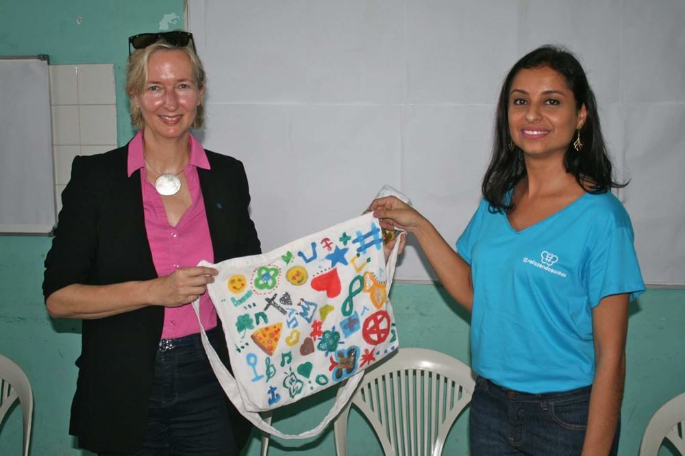 Katrin Weidemann und Yolanda halten gemeinsam den Beutel der Vereinbarungen in der Hand (Quelle: Kindernothilfe) Katrin Weidemann und Yolanda halten gemeinsam den Beutel der Vereinbarungen in der Hand (Quelle: Kindernothilfe)