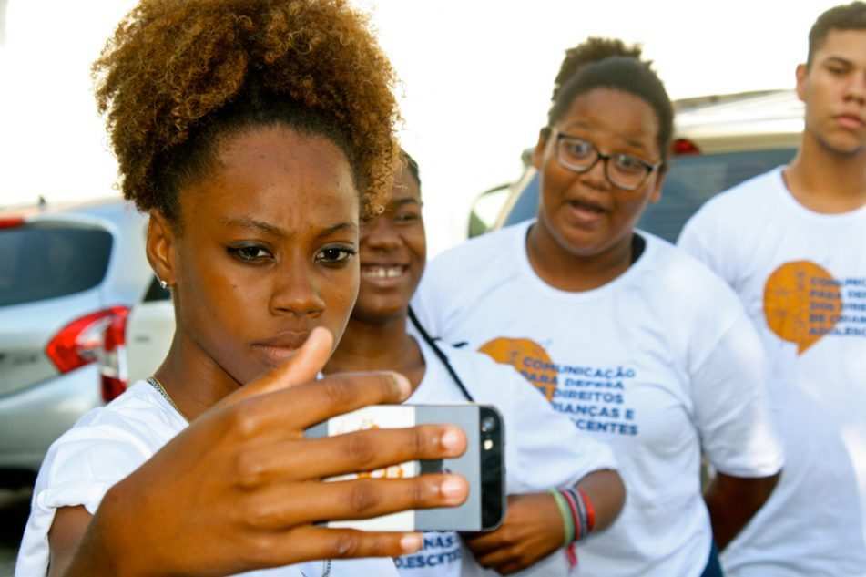 Junge Frauen machen gemeinsam ein Selfie (Quelle: Kindernothilfe) Junge Frauen machen gemeinsam ein Selfie (Quelle: Kindernothilfe)