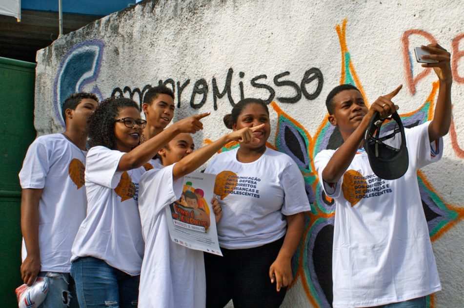 Junge Brasilianerinnen und Brasilianer drehen gemeinsam ein Video (Quelle: Kindernothilfe) Junge Brasilianerinnen und Brasilianer drehen gemeinsam ein Video (Quelle: Kindernothilfe)