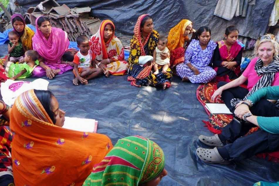 Frauen einer Selbsthilfegruppe sitzen zusammen (Quelle: Kindernothilfe) Frauen einer Selbsthilfegruppe sitzen zusammen (Quelle: Kindernothilfe)